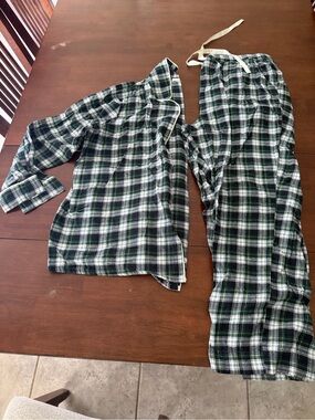 Women’s Green Plaid Flannel Pajama Set - Cozy Sleepwear